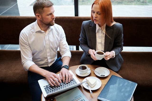 two-people-talking-in-a-cafe